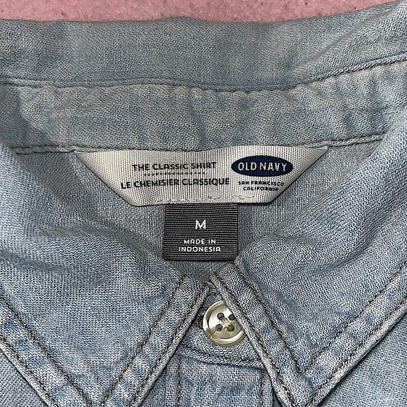 Women's Old Navy The Classic Shirt Light Wash Denim/Chambray Size Medium - Picture 2 of 7